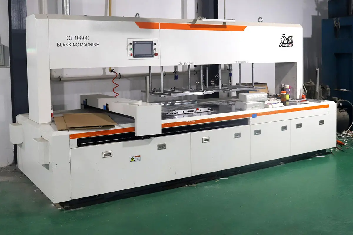 Flatbed die-cutting machine used for packaging board