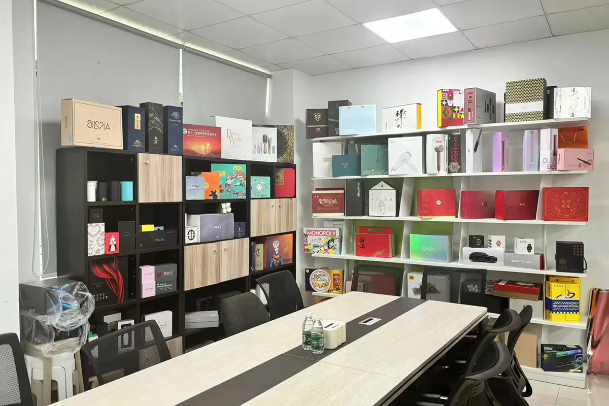 Packaging sample wall used to compare structures and finishes