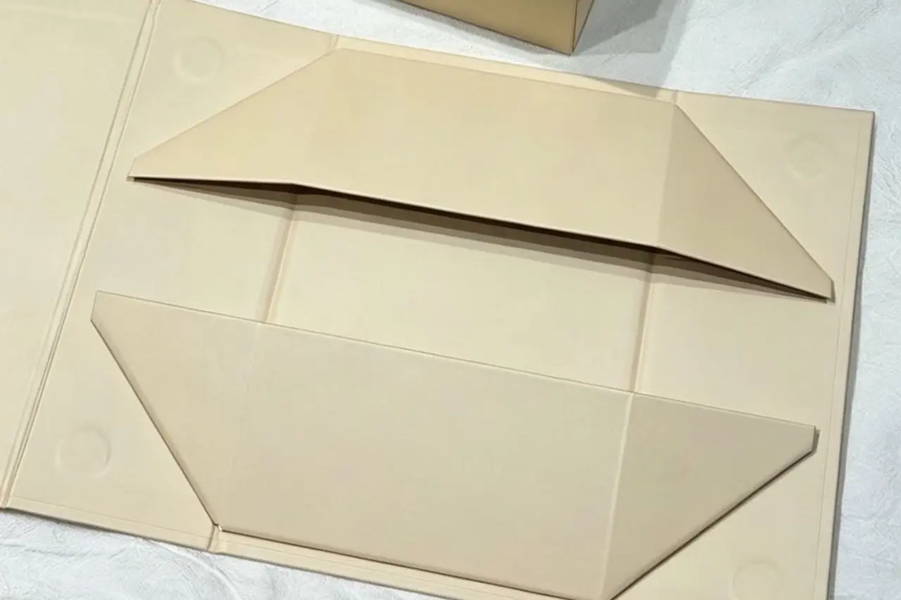 Paperboard dieline sample showing fold lines and material planning
