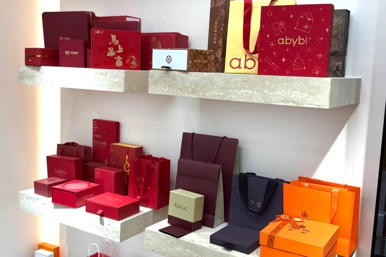 Custom gift box structure direction for branded corporate gift set