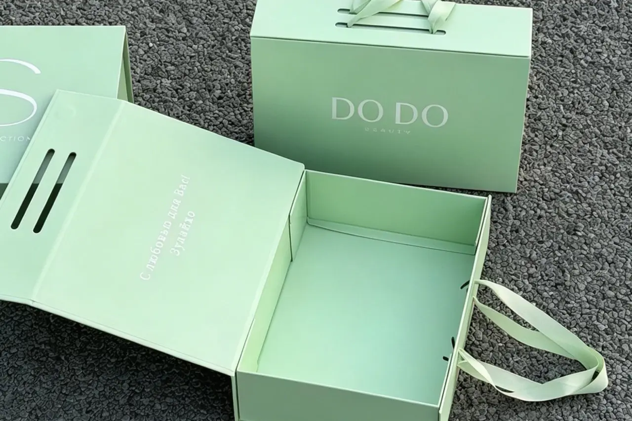 Message card slot inside corporate gift packaging