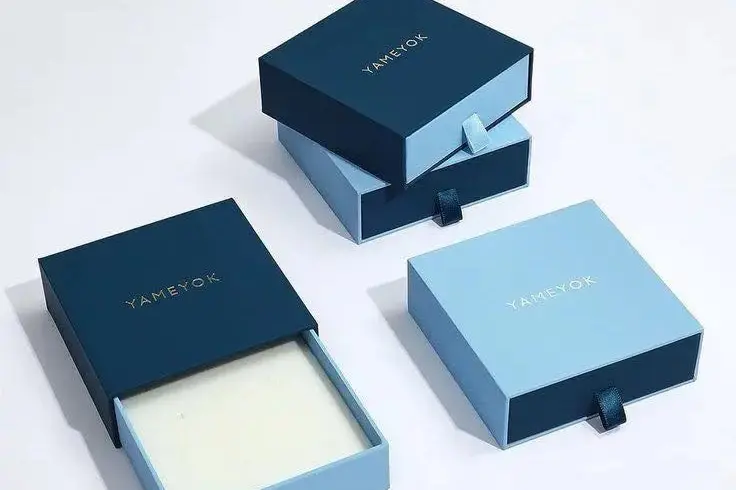 Corporate gift box project details with item list logo card and paper bag requirement