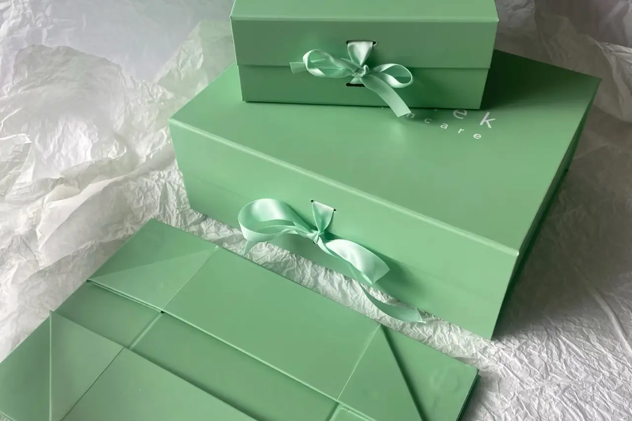 Finished foldable magnetic gift boxes assembled with ribbon closures