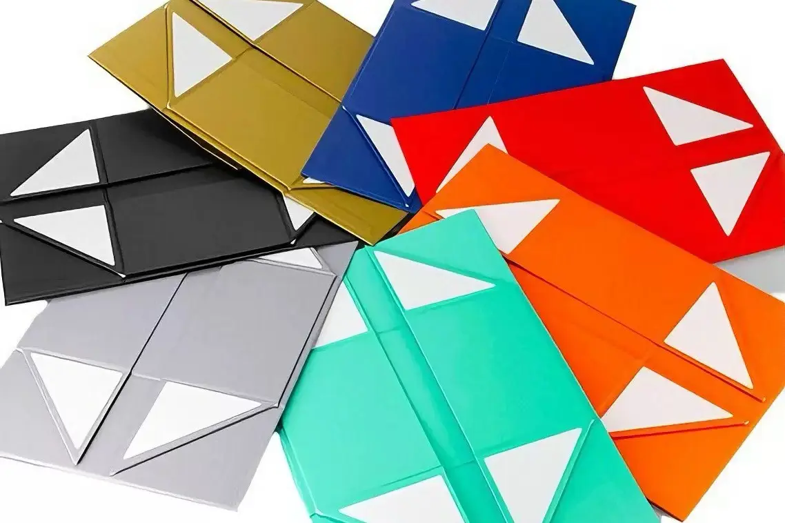 Foldable magnetic box structures packed flat in multiple colors