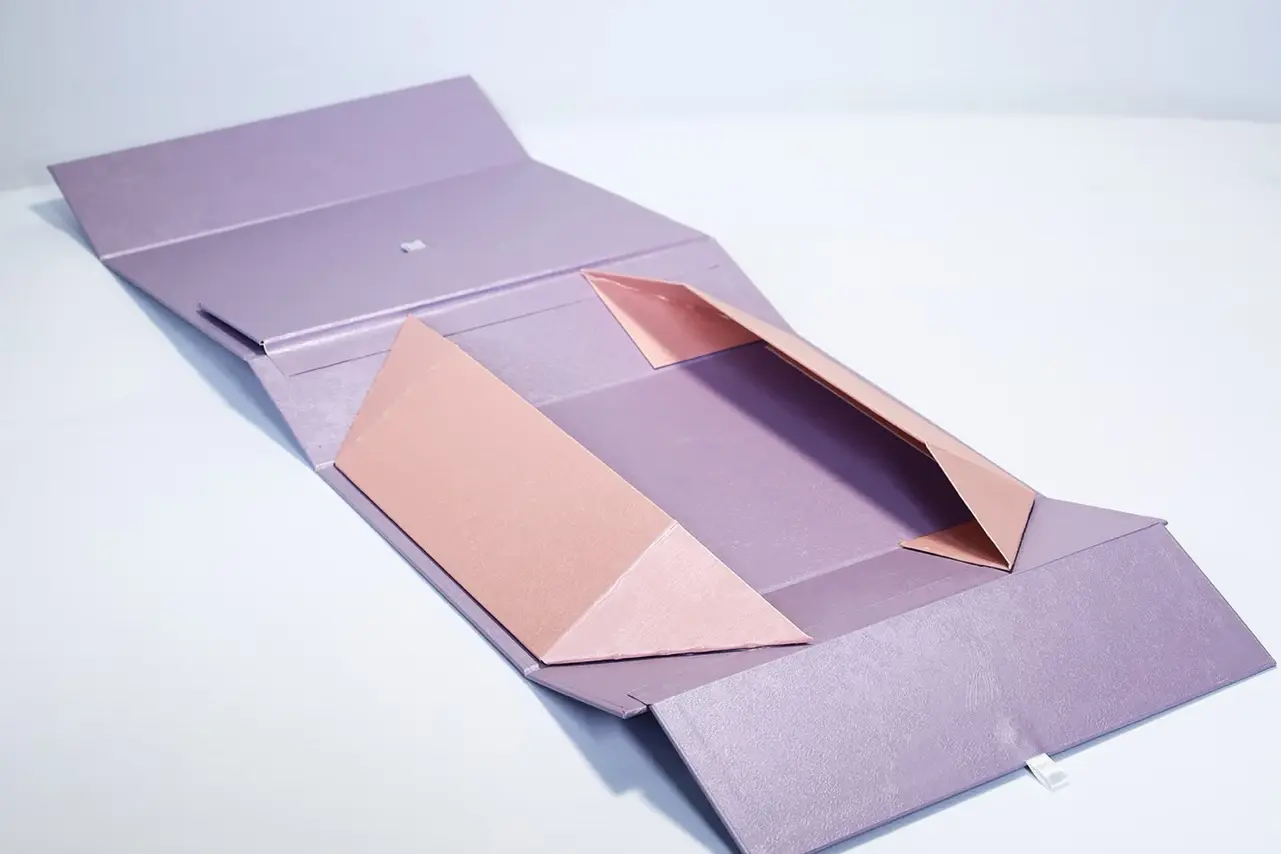 Fold lines and triangular corner fixing sections on a flat magnetic box