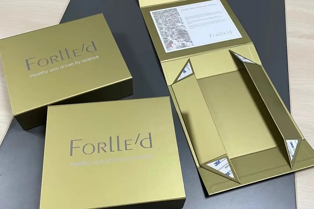 Gold foldable magnetic boxes checked in flat and assembled forms