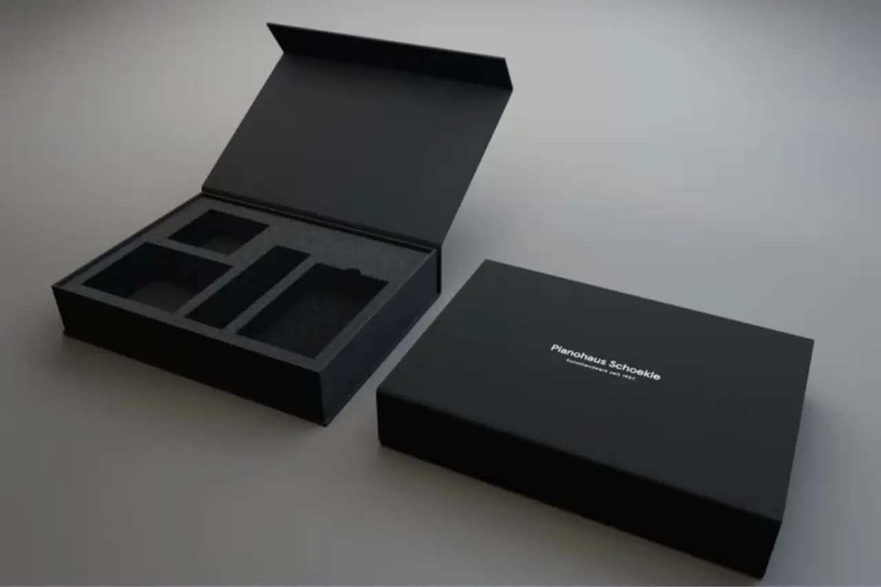 Candle packaging solution with glass jar and protective insert