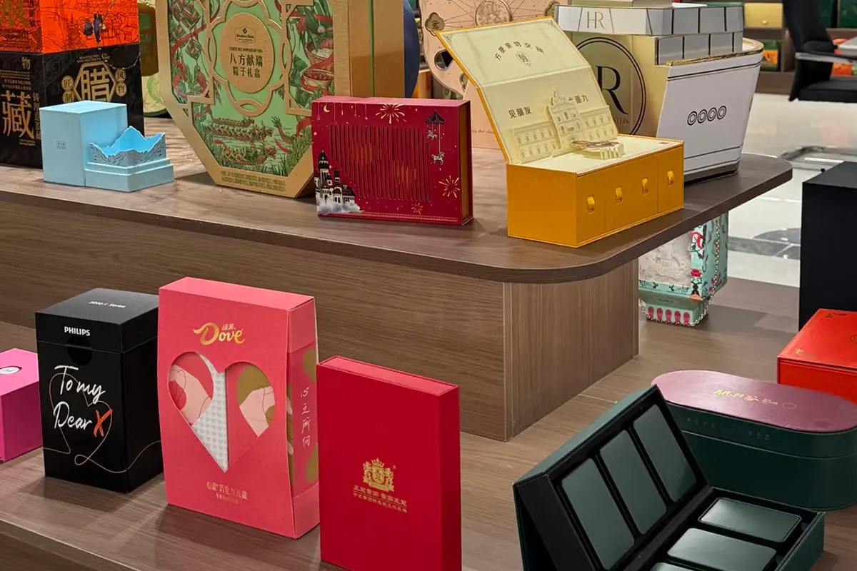 Corporate lid and base gift boxes for branded product sets