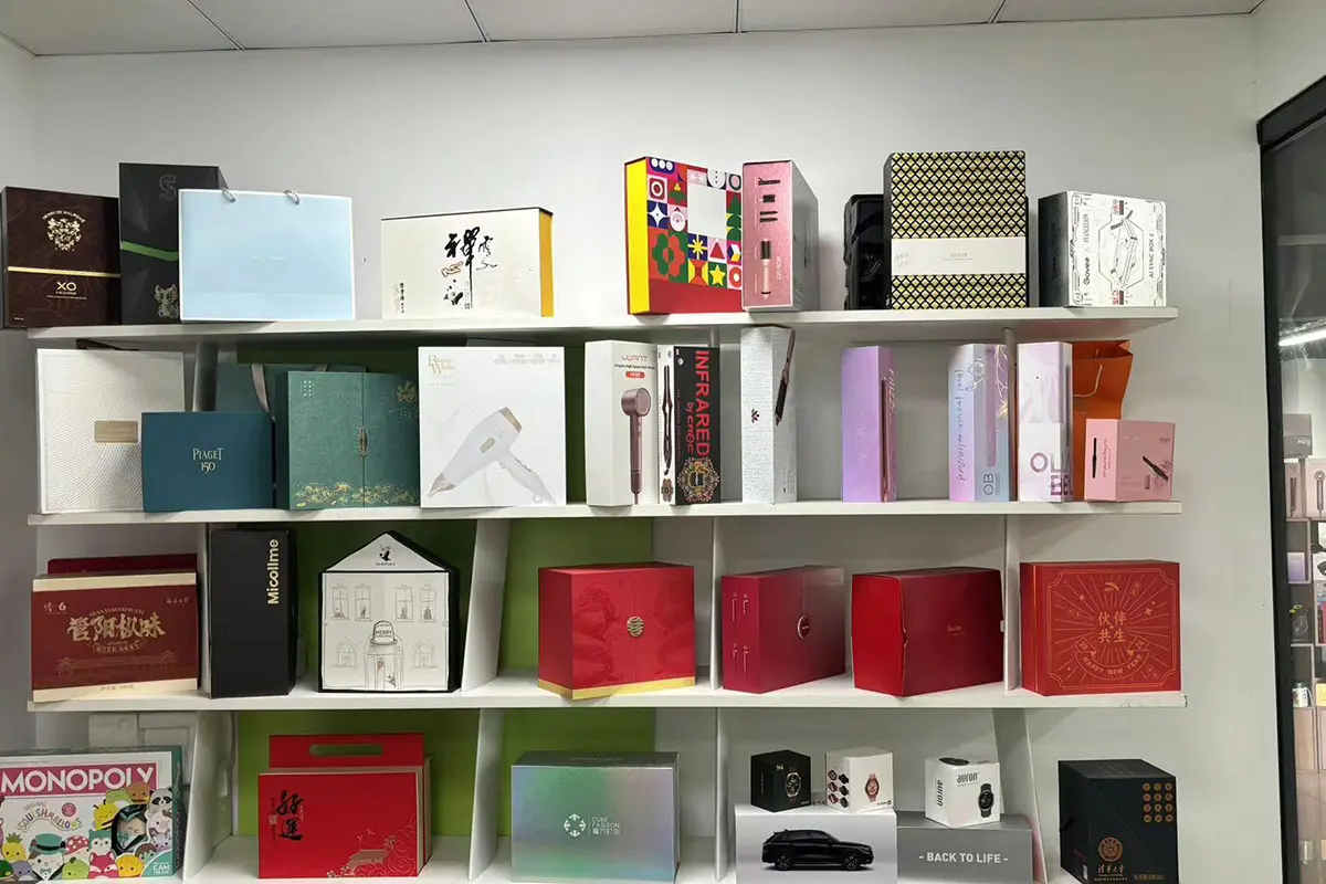 Cosmetic palette packaging sample with printed carton