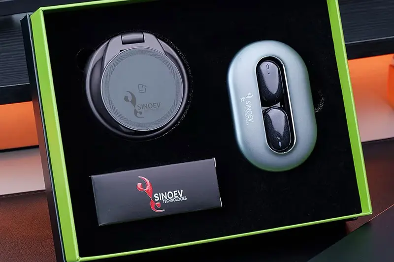 Magnetic closure watch packaging sample with insert